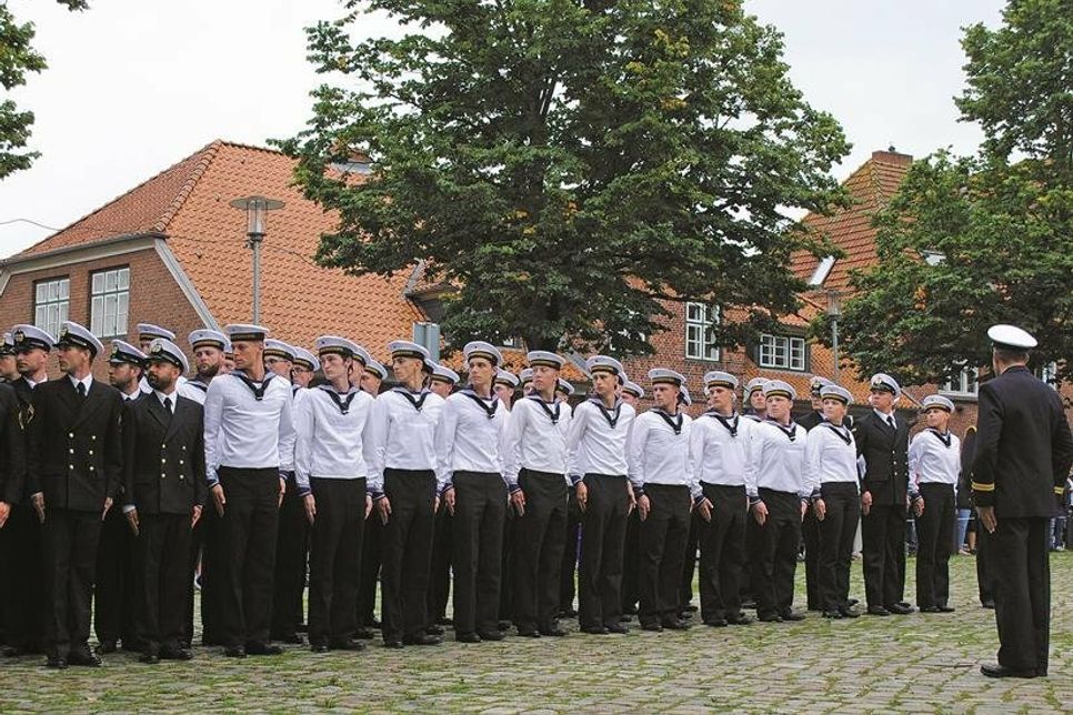 Alle Soldaten richten ihre Augen nach rechts und warten auf den nächsten Befehl.