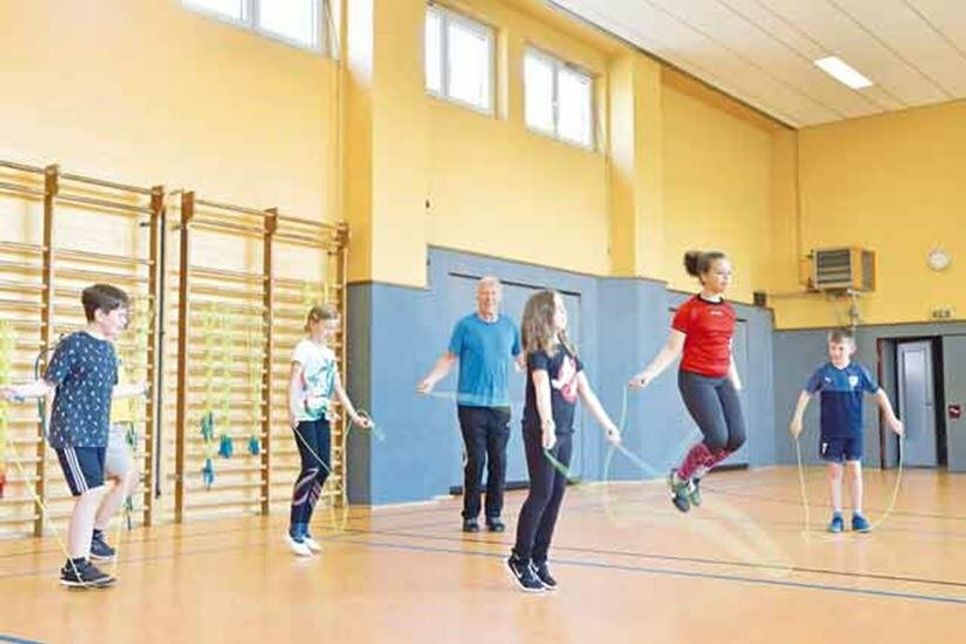 Eine etwas andere Sportstunde erlebten Marik Wenndorf, Greta Marlen Jesse, Ophelia Aude, Johanna Hetzel und Leon Seemann (v. l.) bei Trainer Martin Curth, der im Auftrag der Deutschen Herzstiftung die Rodomstorschule besuchte.