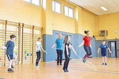 Eine etwas andere Sportstunde erlebten Marik Wenndorf, Greta Marlen Jesse, Ophelia Aude, Johanna Hetzel und Leon Seemann (v. l.) bei Trainer Martin Curth, der im Auftrag der Deutschen Herzstiftung die Rodomstorschule besuchte.
