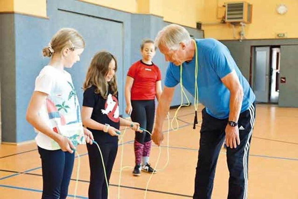 Übungsleiter Martin Curth vermittelte der 4b die nötigen Techniken im Umgang mit dem Springseil.