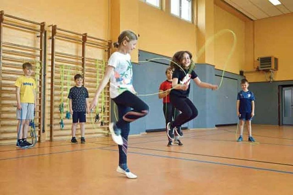 Greta Marlen Jesse und Ophelia Aude hatten nach einigen Versuchen den richtigen „Dreh“ für den Doppelsprung heraus.