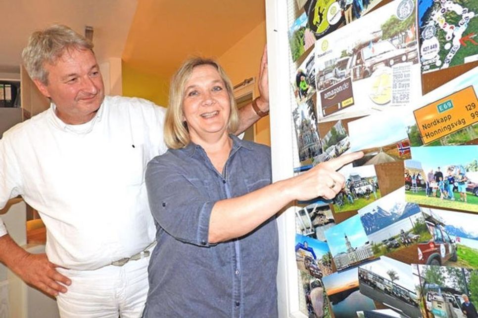 Eine Fotowand erzählt in der Praxis von den Reiserlebnissen der Linses.