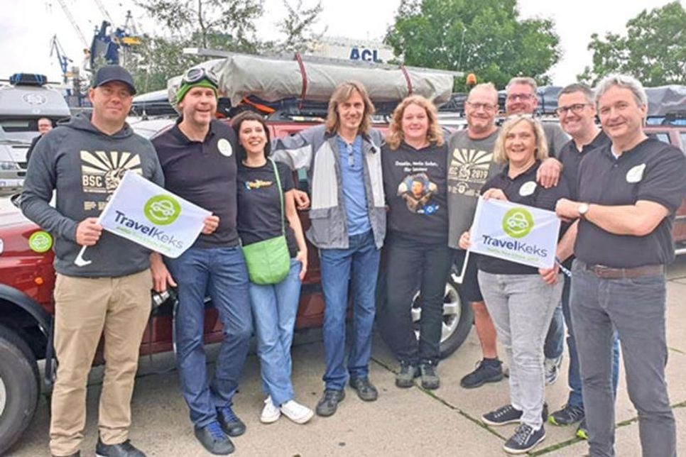 Das Team „Travelkekse“ mit der Mutter des verstorbenen Familienvaters (Mitte).