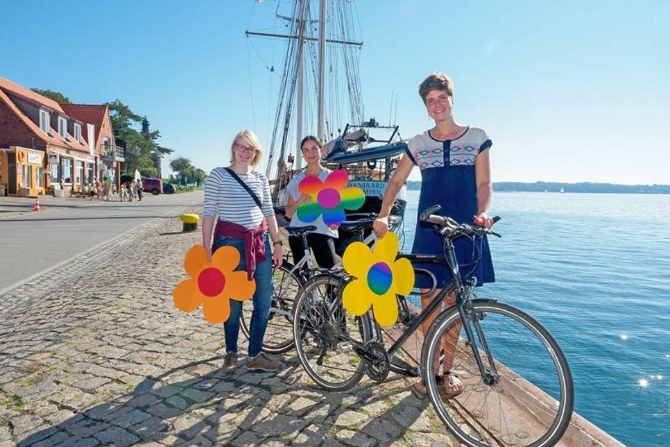 Mit dem Rad von Holtenau zum Klimastreik auf dem Exer: Helen Boldt, Rebecca Schoppe, Kira Schall (v. l.).