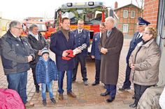 Schlüsselübergabe vor dem neuen Fahrzeug: Ing. Dietmar Zgaga (v.l.) von der Firma Rosenbauer, Ratekaus Bürgervorsteherin Gaby Spiller, Verwaltungschef Thomas Keller mit Sohn Paul, Gemeinewehrführer Dennis Puls, Kreisbrandmeister Thorsten Plath, Landrat Reinhard Sager, Ortswehrführer Ulrich Piper und Ortsvorsteherin Marlis Hicken. (Foto: Setje-Eilers)