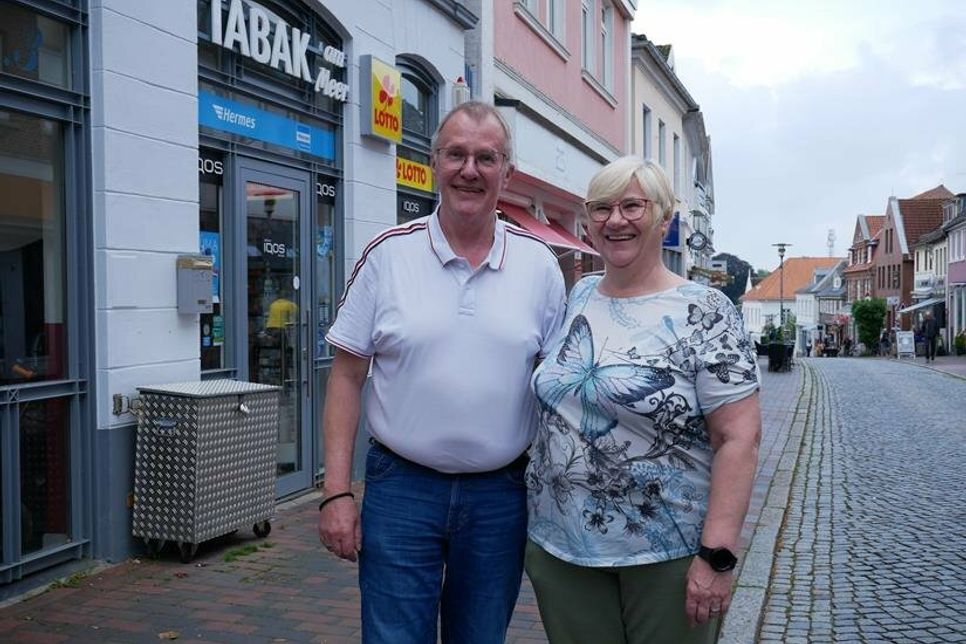 Thomas Hallier und seine Frau Doris Hajek-Hallier vor dem Geschäft in der Brückstraße 3.