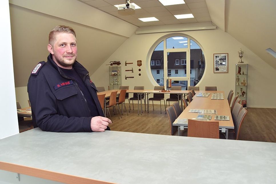 Im Obergeschoss befindet sich der Versammlungsraum der Feuerwehr. Der stellvertetende Wehrführer Hendrik Wenske lehnt an der Durchreiche zur großzügigen Küche.