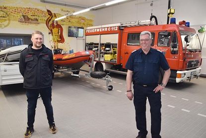 Wehrführer Frank Miersen (rechts) und sein Stellvertreter Hendrik Wenske in der modernen und geräumigen Fahrzeughalle.