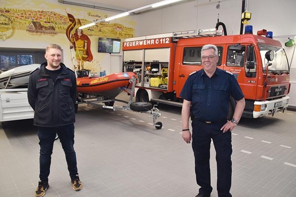 Wehrführer Frank Miersen (rechts) und sein Stellvertreter Hendrik Wenske in der modernen und geräumigen Fahrzeughalle.
