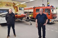 Wehrführer Frank Miersen (rechts) und sein Stellvertreter Hendrik Wenske in der modernen und geräumigen Fahrzeughalle.