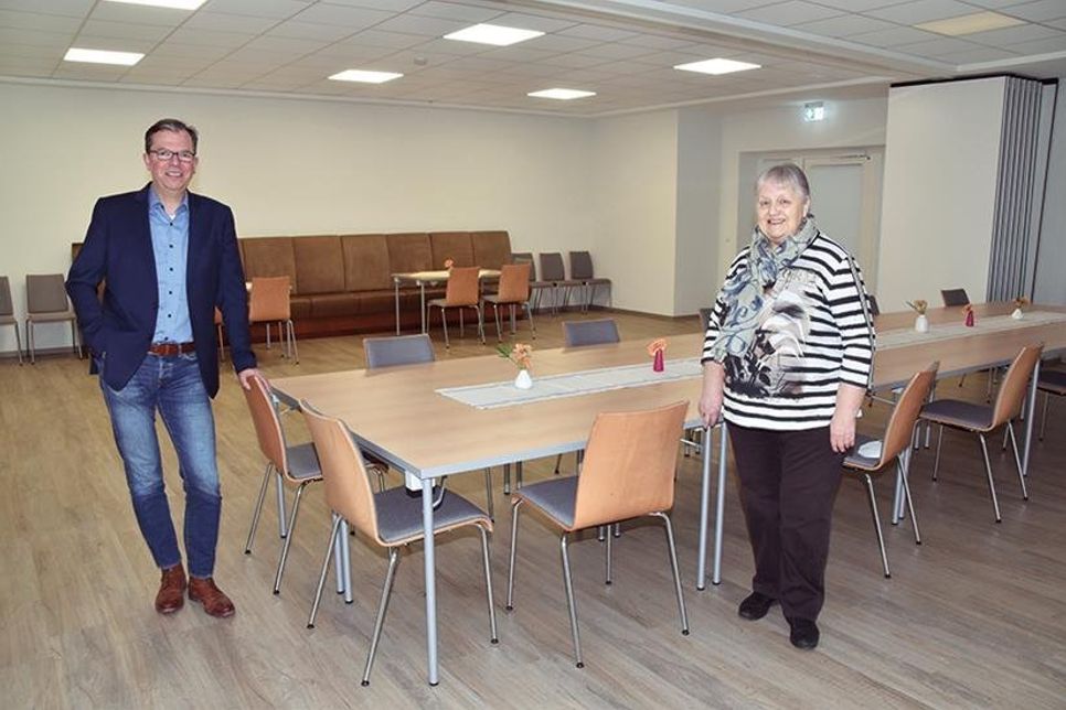 Der Mittelpunkt des Dorfgemeinschaftshauses ist der teilbare Saal, der für bis zu 80 Personen ausgelegt ist. Architekt Jörn Jahnke und Dorfvorsteherin Bärbel Rieger freuen sich über die Fertigstellung.