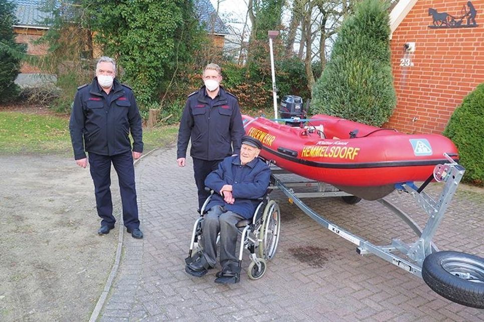 Die Bootstaufe war eine riesige Geburtstagsüberraschung für den 97-jährigen Ehrenkamerad Walter Kunst. Mit ihm freuen sich Wehrführer Frank Miersen (links) und sein Stellvertreter Hendrik Wenske.