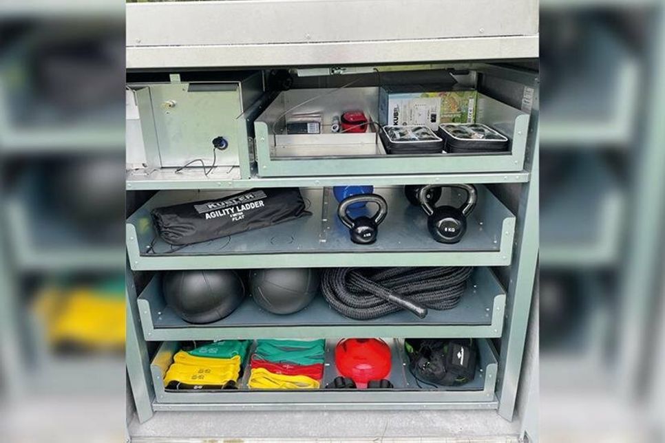 Die mit unterschiedlichen Spiel- und Sportgeräten gefüllte Sportbox.