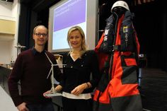 Christian Brüske und Verena Jeske hatten auch einen  Überlebensanzug im Gepäck. Jeder, der am Bau eines Offshore-Windparks mitarbeitet, muss einen solchen Anzug tragen.