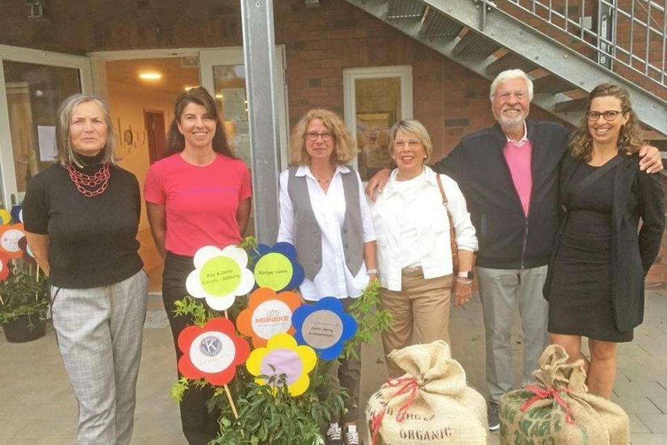 Das Power-Team, das vier Jahre lang dafür gekämpft hat, dass in Cornils Kinderinsel am Schlossgarten jetzt Kinder geborgen und fröhlich groß werden können: Heidi Feilke und Andrea Kamps vom Kinderschutzbund Eutin, Architektin Judith Häring, Dörte und Kay Cornils und Rechtsanwältin Kerstin Clausen.