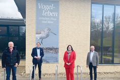 Die Bundestagsabgeordneten Prof. Dr. Claudia Schmidtke und Gero Storjohann sowie Lübecker Stadtpräsident Klaus Puschaddel (rechts) besuchten auf Einladung von Matthias Braun (links) vom Landschaftspflegeverein Dummersdorfer Ufer e.V. die Naturwerkstatt auf dem Priwall.