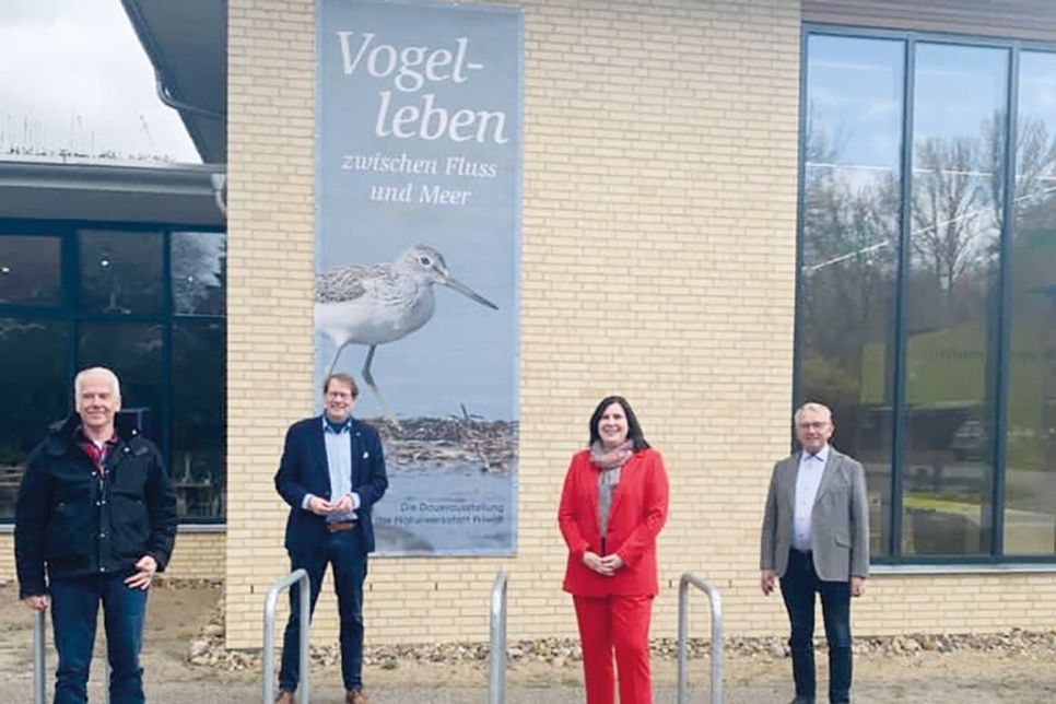 Die Bundestagsabgeordneten Prof. Dr. Claudia Schmidtke und Gero Storjohann sowie Lübecker Stadtpräsident  Klaus Puschaddel (rechts) besuchten auf Einladung von Matthias Braun (links) vom Landschaftspflegeverein Dummersdorfer Ufer e.V. die Naturwerkstatt auf dem Priwall.