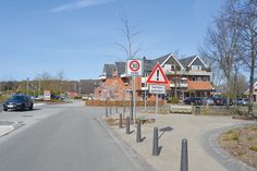 Bislang musste der Verkehr aus der Poststraße Vorfahrt gewähren. Dies ist jedoch in einer 30-Zone falsch und wurde entsprechend geändert. In einer 30-Zone herrscht rechts vor links.