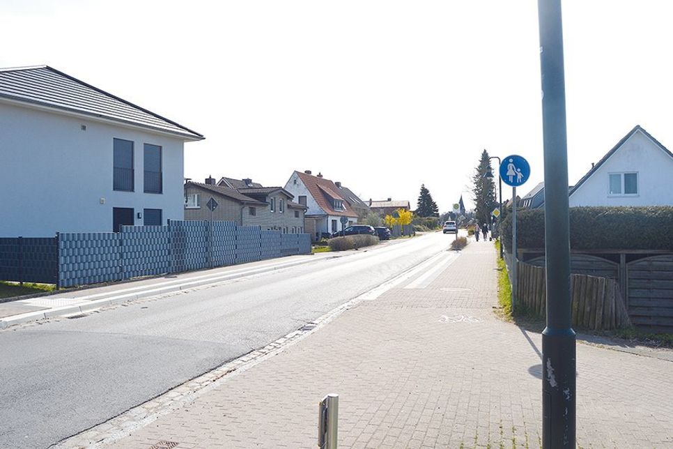 In der Hauptstraße müssen Fahrradfahrer nun auf der Straße fahren. Der Weg ist Fußgängern vorbehalten.