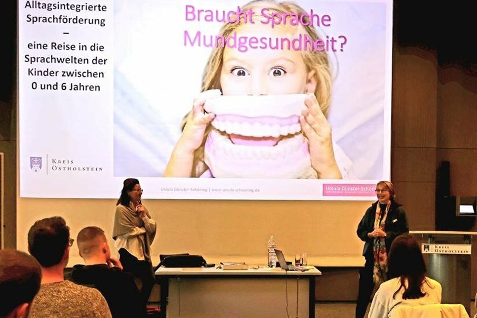 Ursula Günster-Schöning und Dr. Lydia Hübner begrüßen die Teilnehmenden der Fortbildung. (Foto: Kreis Ostholstein)