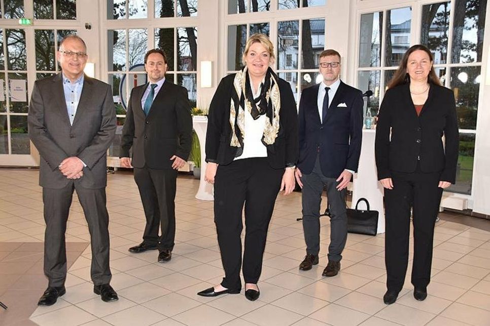 Nach einer eigenen Vorstellung der Person stellten sich die fünf Kandidaten den Fragen des Moderators und der Bürger (von links): Guido Gummert, Sven Markus Kockel, Gesine Muus, Sven Partheil-Böhnke und Melanie Puschaddel-Freitag.
