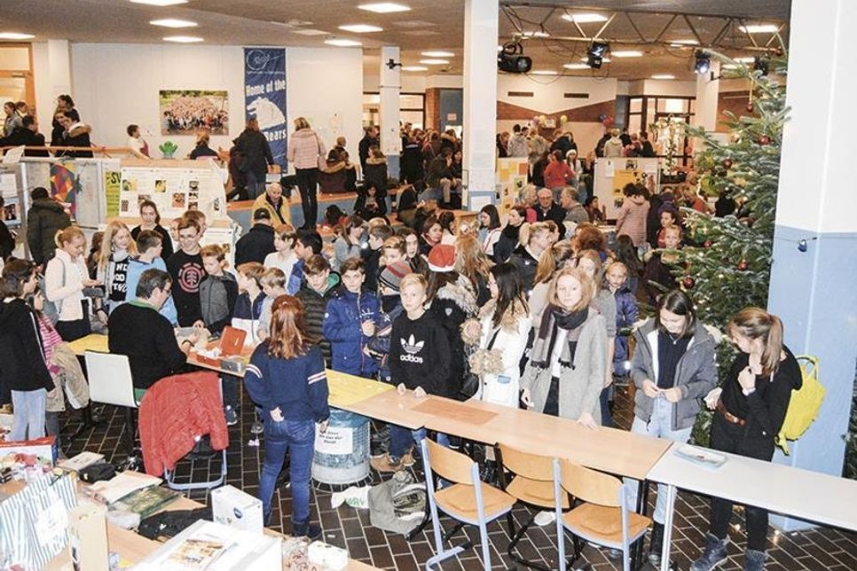 Das Basarkomitee, Schüler, Lehrer und Eltern freuen sich wieder über zahlreiche Besucher beim traditionellen Adventsbasar des Gymnasiums am Mühlenberg.