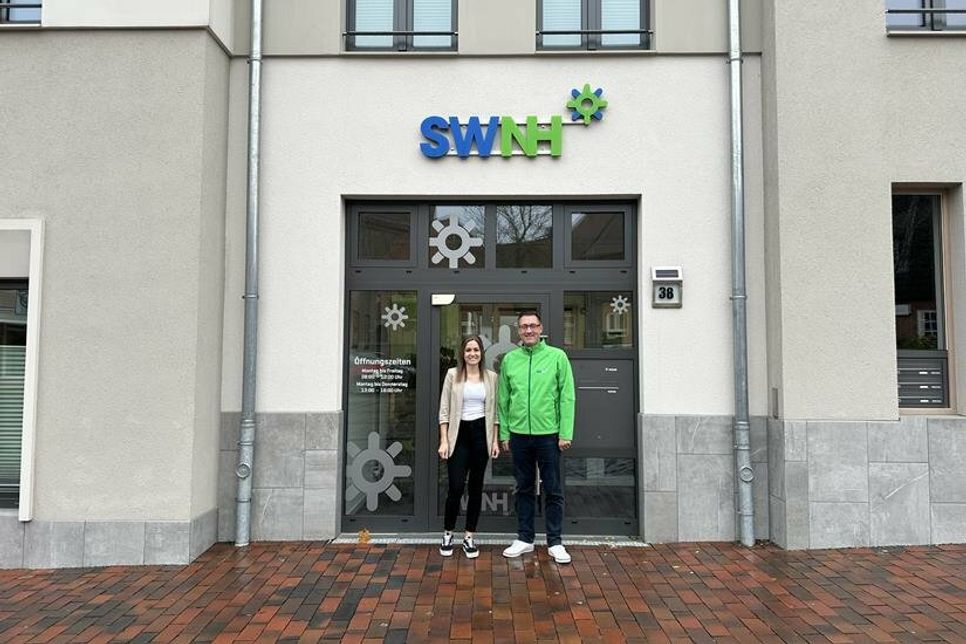 Alexander Wengelewski übergibt die SWNH Kundenservice-Leitung an Lizza Weidemann.