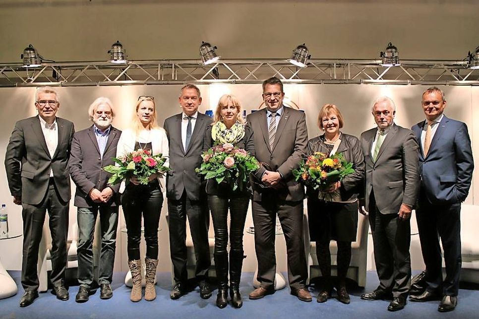 Regionalgeschäftsführer Frank-Ulrich Wiener, der Ärztliche Direktor Dr. Wolf-Rüdiger Jonas, Co-Moderatorin Aileen Alfs-Kollbaum, NDR Intendant Lutz Marmor, Moderatorin Christiane Harthun-Kollbaum, Schleswig-Holsteins Innenminister Stefan Studt, SPD-Bundestagsabgeordnete Bettina Hagedorn, der stellvertretende FDP-Bundesvorsitzende Wolfgang Kubicki und Michael Dieckmann, Mitglied des Vorstandes der Ameos Gruppe (v. lks.).