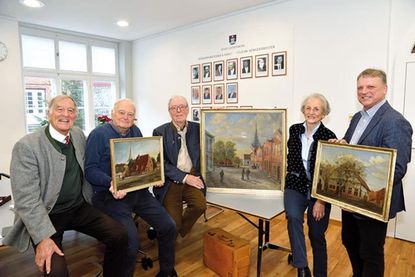 Anne Lichtenberg-Mauel und Gerd-Jürgen Mauel überreichten der Stadt Lütjenburg drei Ölgemälde aus ihrem Privatbesitz, die (v. l.) Dr. Sigurd Zillmann und Volker Zillmann vom Arbeitskreis Stadtarchiv und Bürgermeister Dirk Sohn (r.) in Empfang nahmen. Das Bild (Öl auf Leinwand) zeigt den Blick vom Rathaus in Richtung Kirche.