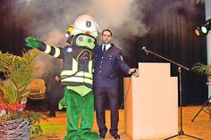 Aus dem Nebel tritt „Flori Feuer“ nach vorne, wo er von seinem geistigen Vater unter Beifall der Besucher empfangen wird.