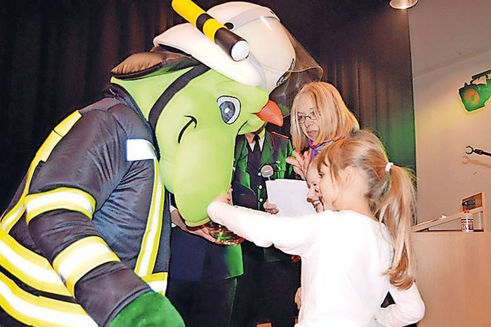 Gemeinsam mit Pastorin Anke Dittmann nehmen die beiden Taufpatinnen Laura (vorn) und Sarah die Taufe von „Flori Feuer“ vor. (Fotos: Setje-Eilers)