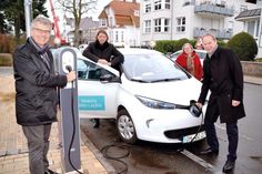 Dietmar Schindowski (innogy, von links), Bürgermeister Robert Wagner, , Klimaschutzmangerin Regine Maaß und Jörg Braun (innogy) „betanken“ in der Poststraße ein Elektroauto an der neuen Ladesäule vor dem Alten Rathaus. (Foto: René Kleinschmidt)