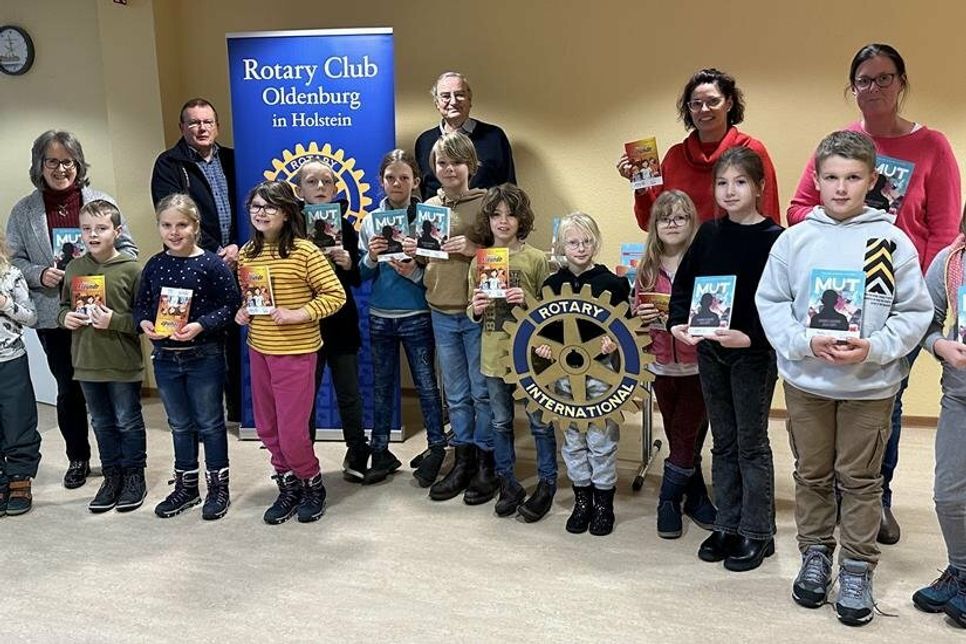 Schüler der 2. und 4. Klassenstufen freuten sich über ihre neuen Bücher. Im Hintergrund (v. lks.): Projektleiterin Susanne Knees, Rotary-Vizepräsident Uwe Lankau, Andreas Mylius, Schulleiterin Angela Haar und Grundschulkoordinatorin Stefanie Clasen. (Foto: Klaus Kasper)