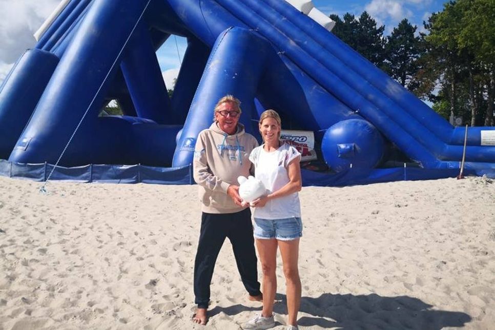 Strandkorbvermieter Heiko Neuhoff spendet 3.000 Euro an die Flutopfer. Das gesammelte Geld überreichte er an die Vorsitzende des Fluthilfe-Ahr e.V. Michaela Wolff.