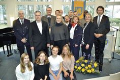 Die anwesenden Geehrten im sozialgesellschaftlichen, politischen und sportlichen Bereich mit Bürgervorsteherin Anja Evers und Bürgermeister Robert Wagner. (Foto: René Kleinschmidt)