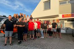 „Fritze“ Frank (7. von links.), seit 25 Jahren in Kellenhusen, im Kreise der Rettungsschwimmer an der Hauptwache.