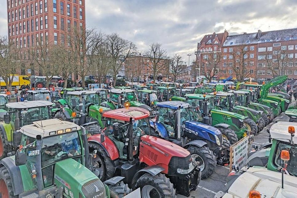 Am Montag versammelten sich Bauern und weitere Berufsgruppen in Kiel.