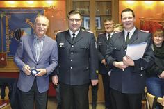 Kreisjugendfeuerwehrwart Alexander Wengelewski (Mitte) überreichte dem Timmendorfer Juwelier Mike Lindner die „Floriansmedaille“. Mit ihm freut sich Jugendwart Nils Bäume. (Foto: René Kleinschmidt)