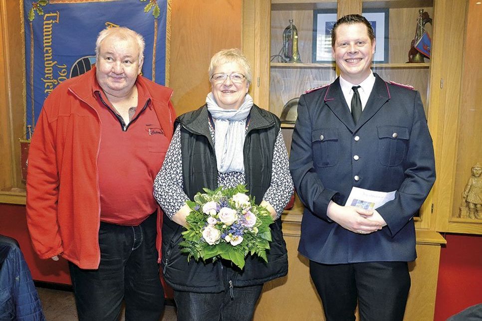 Christa und Klaus Steffenhagen übergaben ein Drittel des Erlöses aus ihrem Bücherverkauf „Lesen für die Feuerwehr“ stellvertretend an Jugendfeuerwehrwart Nils Bäumer.  (Foto: René Kleinschmidt)