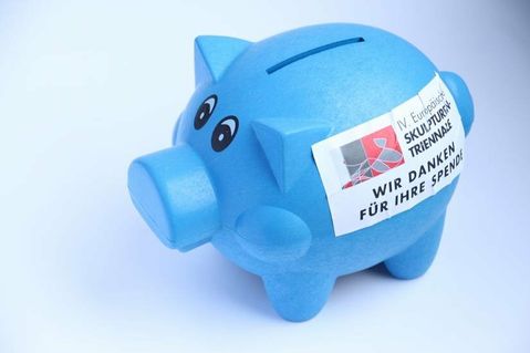Die blauen und orangefarbenen Schweine werden für den Zeitraum von rund vier Wochen an 40 Standorten im Stadtgebiet aufgestellt.