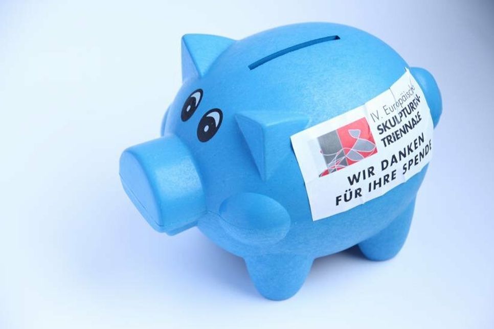 Die blauen und orangefarbenen Schweine werden für den Zeitraum von rund vier Wochen an 40 Standorten im Stadtgebiet aufgestellt.
