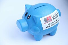 Die blauen und orangefarbenen Schweine werden für den Zeitraum von rund vier Wochen an 40 Standorten im Stadtgebiet aufgestellt.
