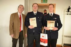 Bürgermeister Udo Gosch zeichnete Hauptlöschmeister Tobias Storm und Hauptfeuerwehrmann Henrik Böhm (v. lks.) für ihre Verdienste in der Jugendfeuerwehr aus.