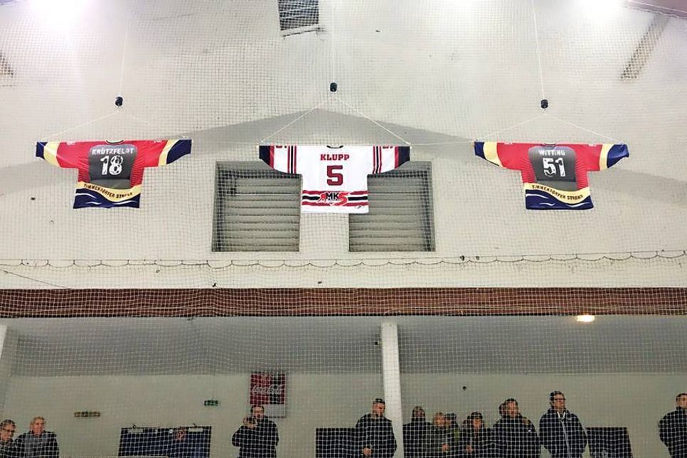 Klupps Trikot hängt nun zwischen den Trikots von Krützfeldt und Witting unter der Hallendecke des ETC. (Foto: FIETS)