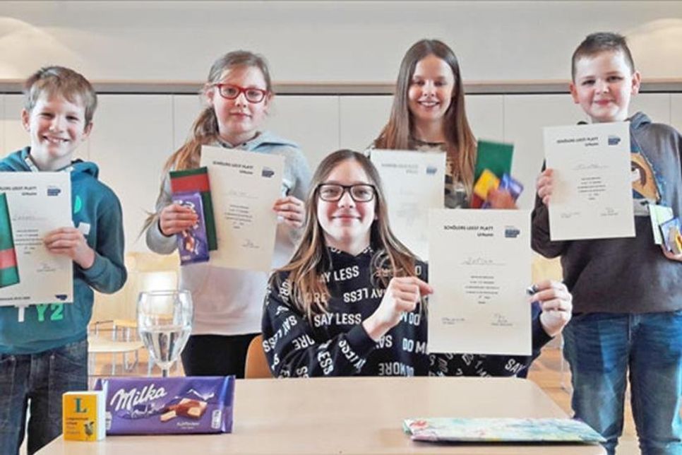 Beim plattdeutschen Vorlesewettbewerb wurde Jolina Wicknig (11, Bildmitte) Schulsiegerin der Plöner Gemeinschaftsschule. Mit ihr stellten sich Jannes Kummerow, Luise Stäcker, Anna Schlichting und Tristan Kraft der Jury.