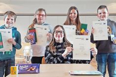 Beim plattdeutschen Vorlesewettbewerb wurde Jolina Wicknig (11, Bildmitte) Schulsiegerin der Plöner Gemeinschaftsschule. Mit ihr stellten sich Jannes Kummerow, Luise Stäcker, Anna Schlichting und Tristan Kraft der Jury.