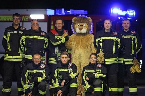 Hätte Ortswehrführer Jacob Revenstorf (oben 3. v. lks.) die Wette verloren, hätte er im Löwen-Kostüm beim Winterball Bier ausschenken müssen.