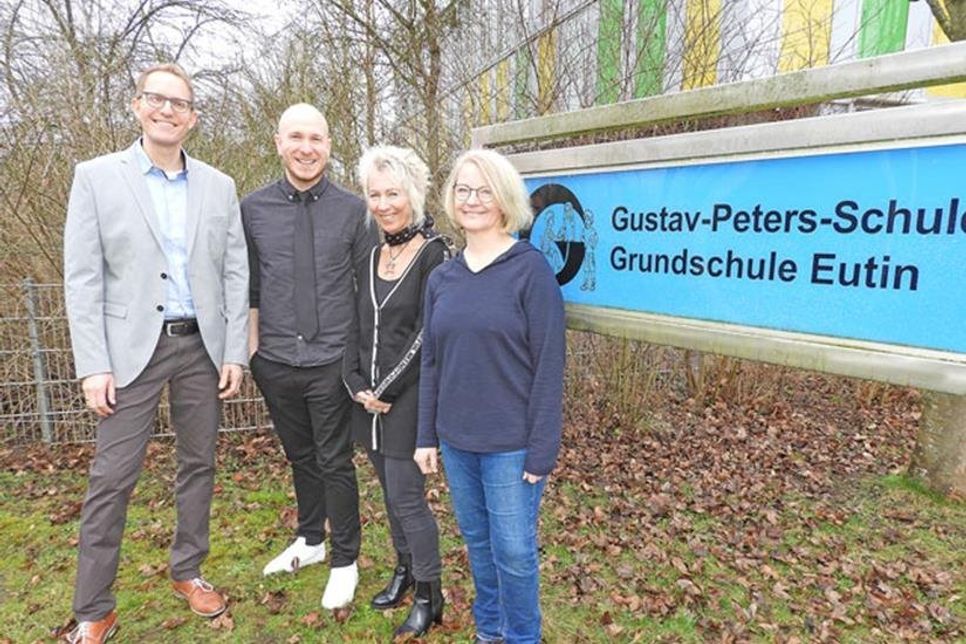 Dass er ein Teamplayer ist, bescheinigte Schulrat Manfred Meyer dem neuen Schulleiter der Gustav-Peters-Grundschule (GPS) in seiner Einführungsrede. Natürlich nicht nur dank dieser Tugend wurde Oliver Martins (li.) als der Richtige für eine große Aufgabe ausgewählt. Mit drei Standorten und 650 Schülerinnen und Schülern ist die GPS eine echte Herausforderung. Darüber, dass Martins sie gern annimmt, freuen sich Konrektor Florian Reimers sowie die Außenstellenleiterinnen Bettina Kardell und Barbara Kleinmann