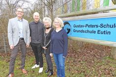 Dass er ein Teamplayer ist, bescheinigte Schulrat Manfred Meyer dem neuen Schulleiter der Gustav-Peters-Grundschule (GPS) in seiner Einführungsrede. Natürlich nicht nur dank dieser Tugend wurde Oliver Martins (li.) als der Richtige für eine große Aufgabe ausgewählt. Mit drei Standorten und 650 Schülerinnen und Schülern ist die GPS eine echte Herausforderung. Darüber, dass Martins sie gern annimmt, freuen sich Konrektor Florian Reimers sowie die Außenstellenleiterinnen Bettina Kardell und Barbara Kleinmann
