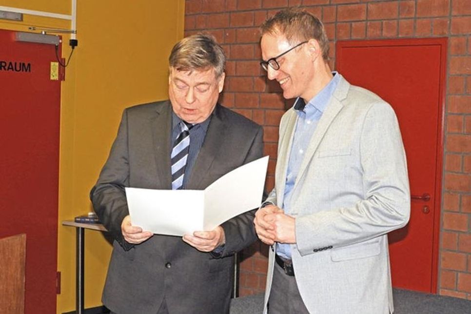 Die Ernennungsurkunde verlas Schulrat Manfred Meyer.